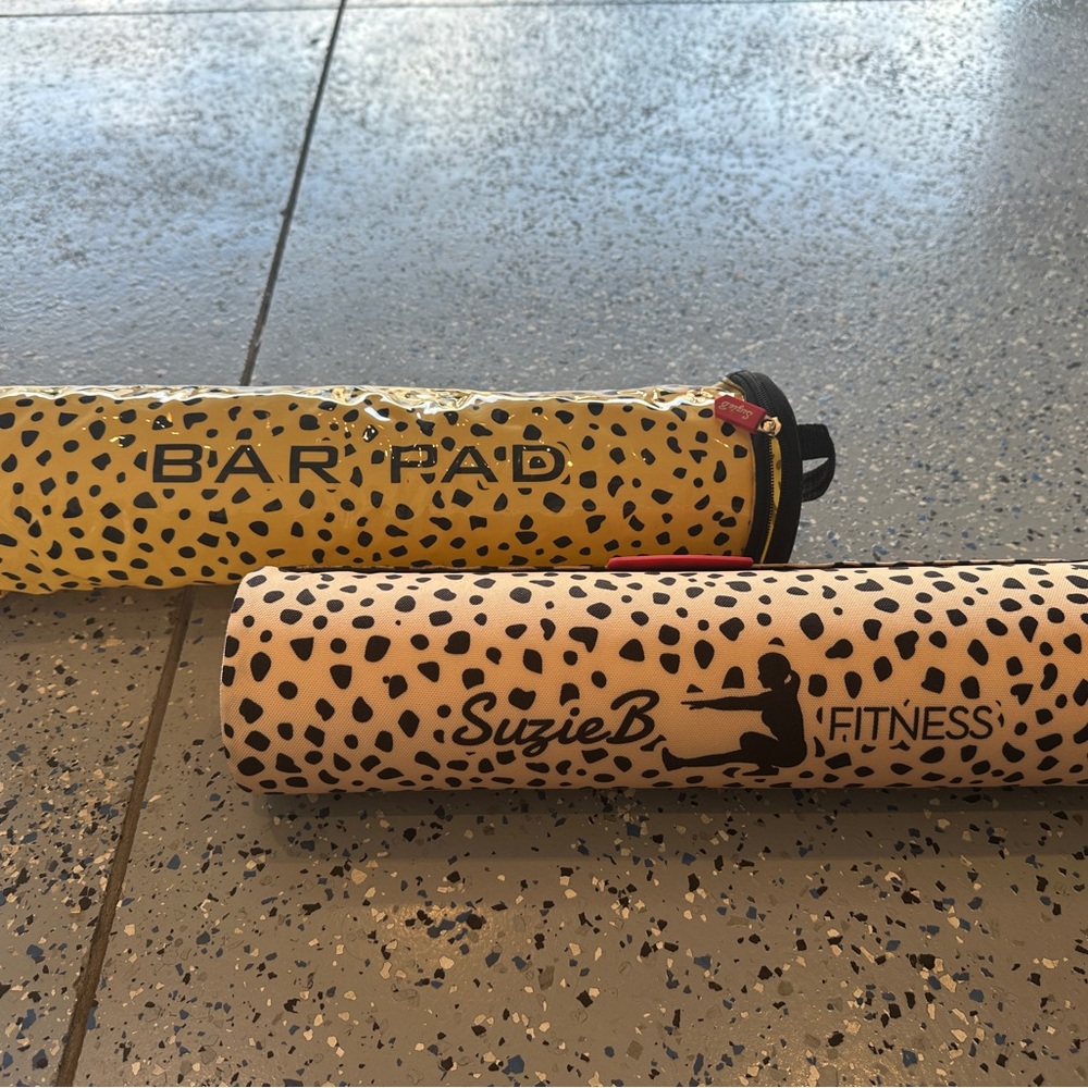 Suzieb fitness barbell pad 
Only cheetah available